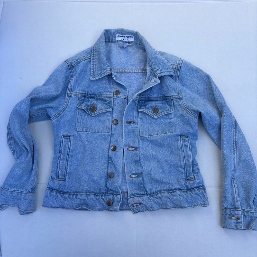 American Apparel denim jacket 
Made in LA 🇺🇸 
Vintage XXS.Channel your Y2K
